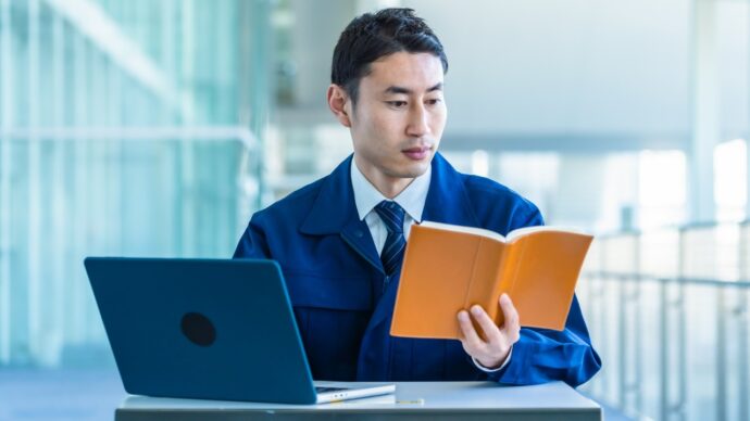 資格の勉強を進める社員